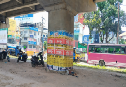 പാലാരിവട്ടം പാലത്തിൽ അനധികൃത പോസ്റ്ററുകൾ
