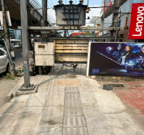 ഫുട്പാത്തിന് നടുവിൽ ട്രാൻസ്ഫോർമർ